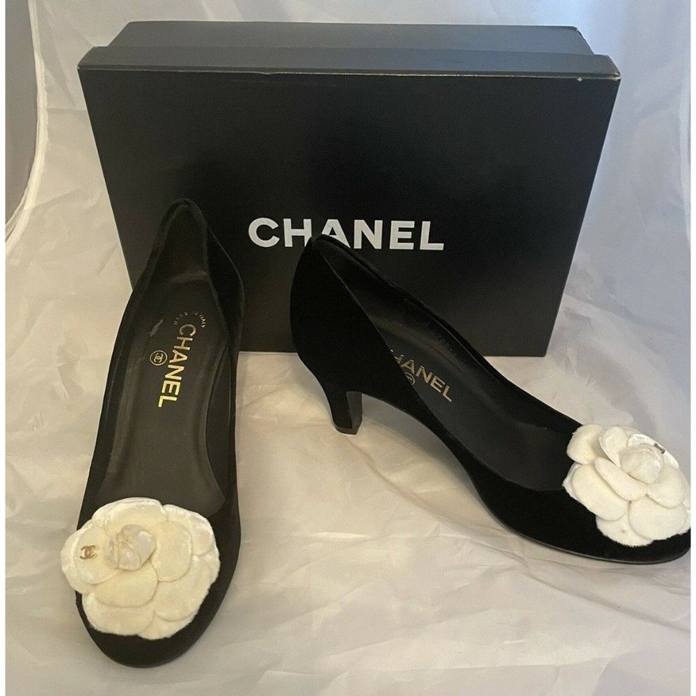 NIB CHANEL Camellia Round Toe Velvet CC Pumps 38 US7